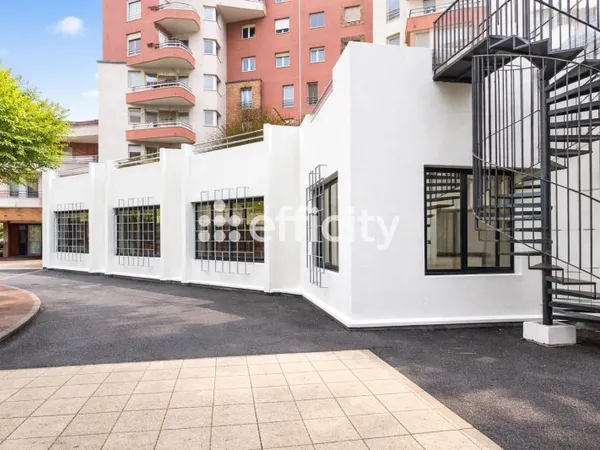 Local commercial 12 pièces 303 m²