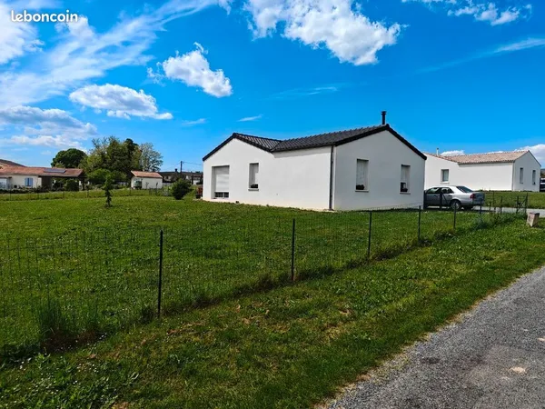 Maison neuve sur grand terrain clôturé