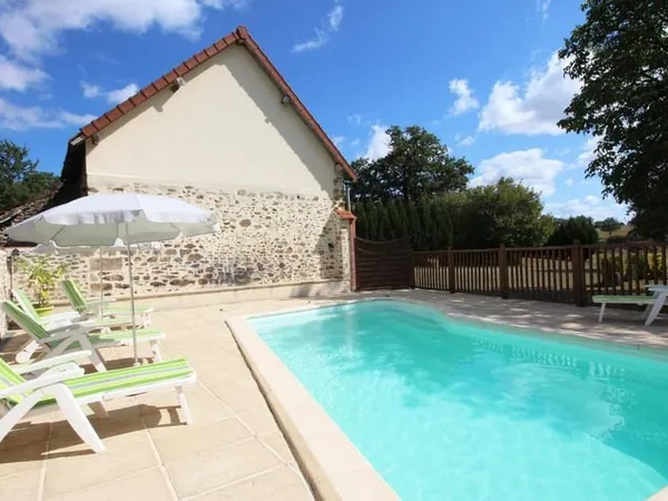 Propriété de charme avec piscine chauffée & dépendances sur + d'1 hectare