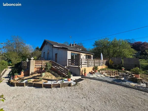 Maison rénovée et proche du centre ville à Lons-le-Saunier