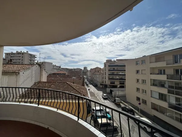 Appartement T3 - TOTALEMENT RENOVE - cave+parking collectif