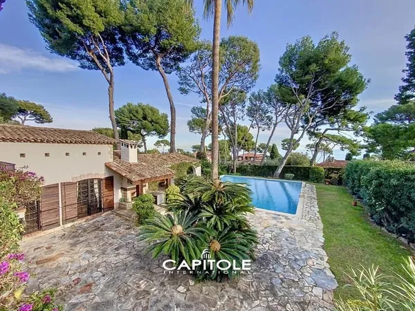 Cap d'Antibes - Magnifique bastide en pierre de 248 m² sur un terrain plat de 1580 m², piscine et ja