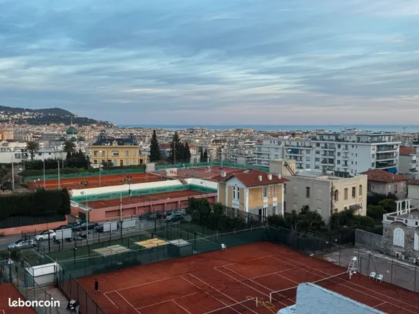 Beau studio avec vue magnifique