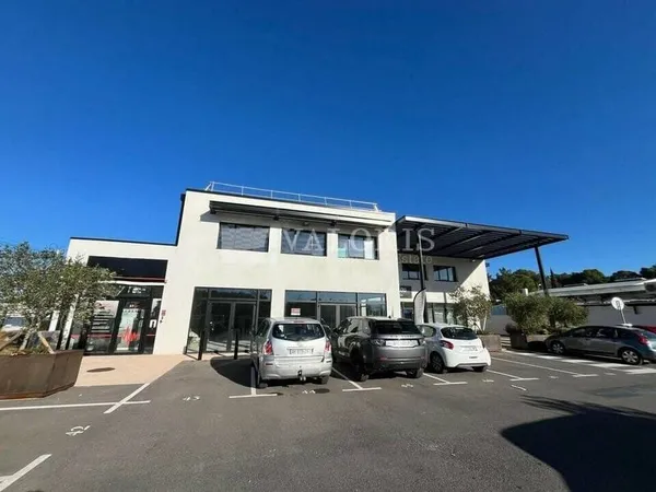 Bureau 910 m²