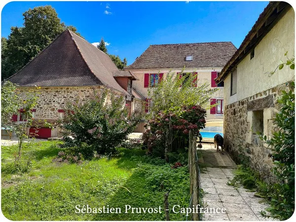Dpt Dordogne (24), à vendre 11 pièces proche Thiviers (24) propriété de 325 m², terrain 22200 m², dé