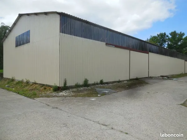Entrepôt charpente métallique 850m2 local d'activité logistique commercial artisanal industriel