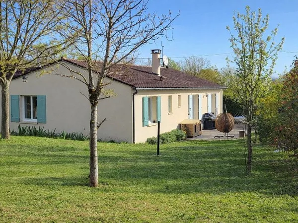 Maison de plain-pied,3 chambres, un garage , 1254m2 de terrain clos