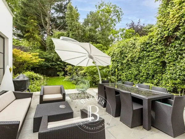 A vendre à Neuilly-sur-Seine - Voie privée - Bel hôtel particulier - Volumes remarquables