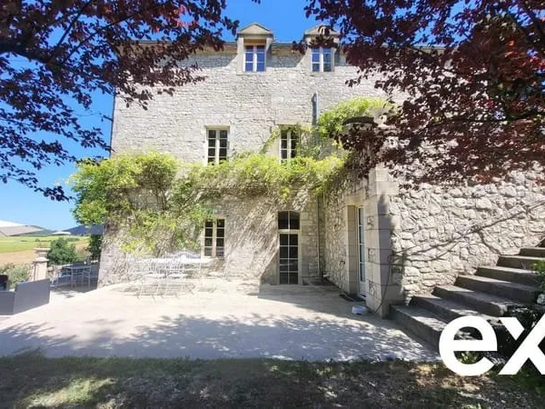 Manoir du XIII ème siècle, 330 m², 6 suites, 1 gîte et des v