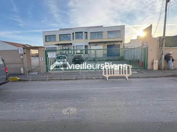 Location Entrepôt 300 m²