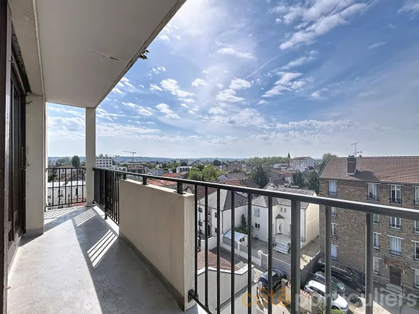 Appartement 3 chams de 85 m2 en étage, cave et parking en sous-sol.