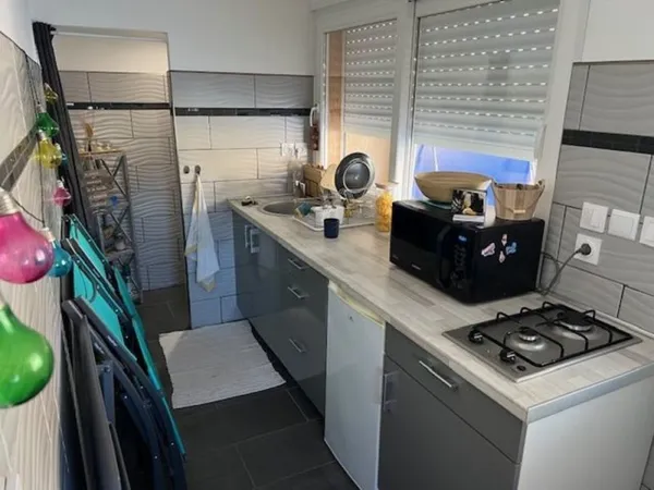 T1 550 €/mois compris (eau+élec+fibre+ordures ménagères)