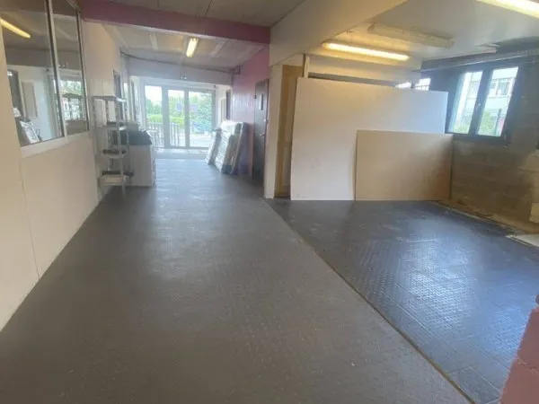 Local d'activité 3 pièces 300 m²