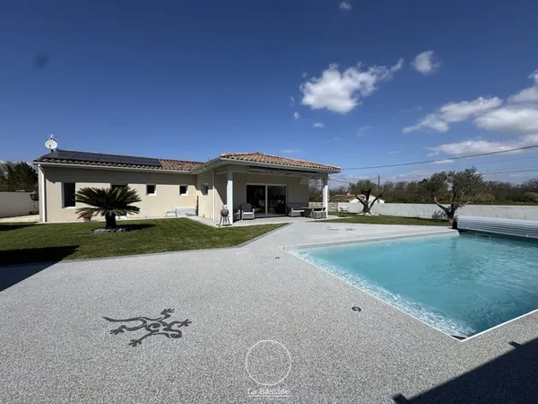 Maison récente de plain pied avec piscine et pool-house - MO