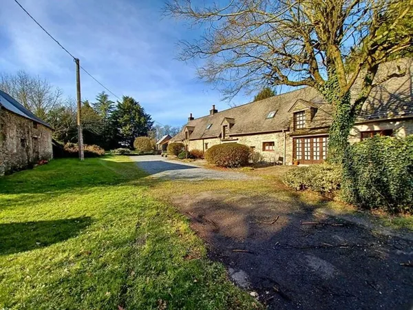 Longère habitable en pierres, composée de 3 maisons & 1,5 hectares de terrain. Potentiel pour faire 