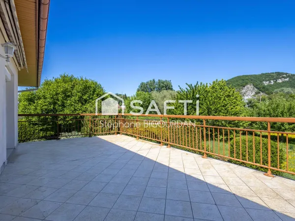 Maison Avanne : 148m², 6 pièces, sous-sol, grenier, 8 ares