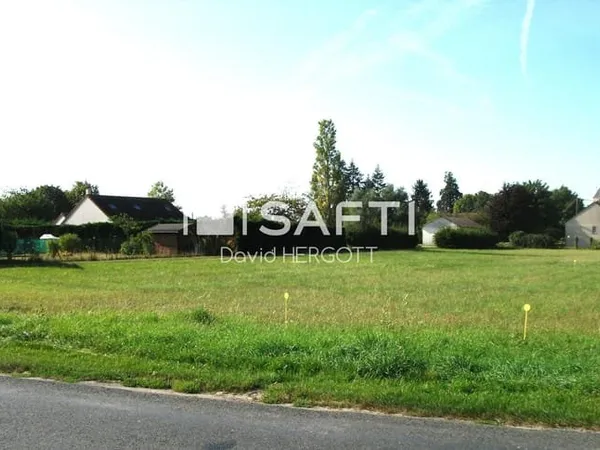 Terrain constructible de 900m² (non viabilisé) situé au premier rang en bordure de route