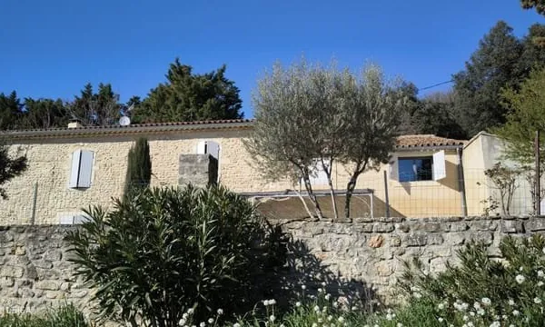 MAISON ET DOMAINE VITICOLE SUR 57 HECTARES - VIGNES EN AOP