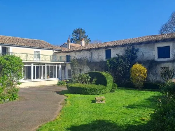 Maison ancienne d'environ 100m² avec dépendances Germond Rouvre