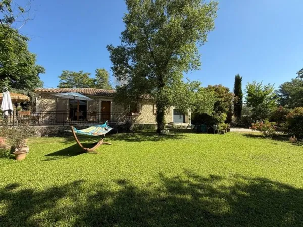 Dpt Vaucluse (84), à vendre aux Imberts quartier de GORDES, maison de plein pied avec 3 chambres et 