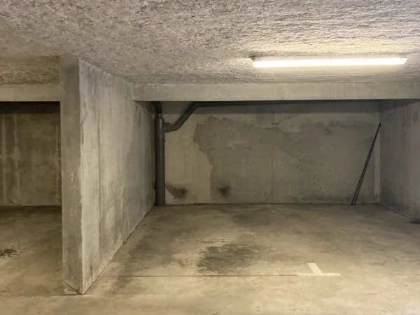 Place de parking couverte et sécurisée