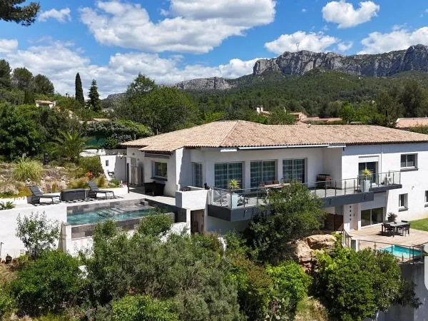 Maison 8 pièces 261 m²
