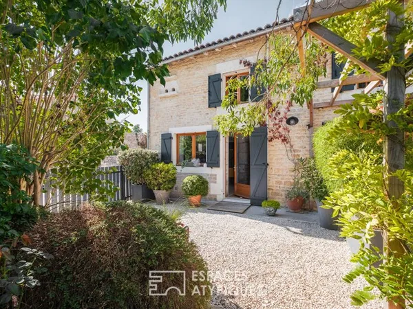Maison en pierre au charme raffiné et son jardin bucolique