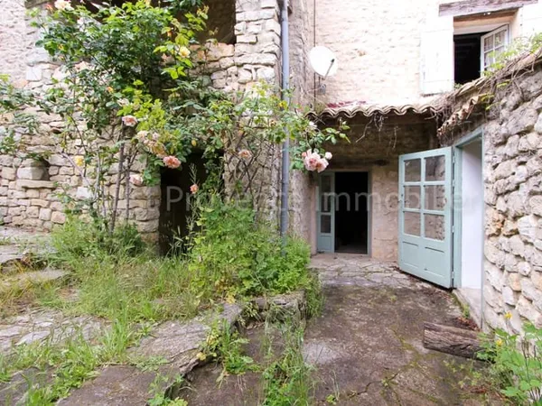 Maison de village à Saint-Trinit d'environ 182,66 m² avec jardin.