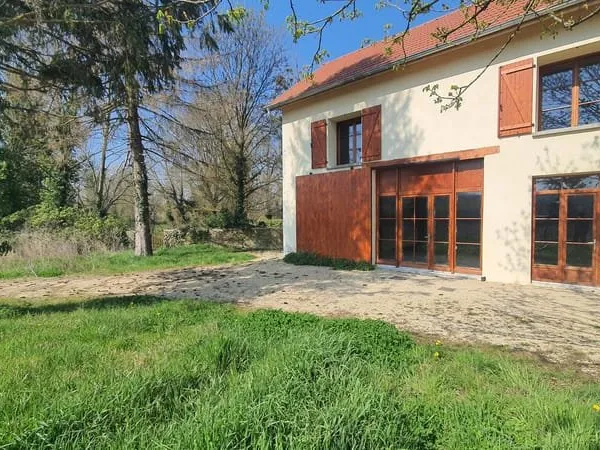 Maison mitoyenne à étage édifiée sur 900 m2 située à Cremieu