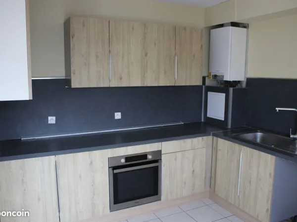 À VENDRE - COLMAR, Proche Centre-Ville : Spacieux F3 avec Balcon et Parking Privatif