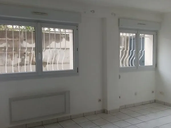 Appartement de type 2, en rez-de-chaussée, disponible le 4