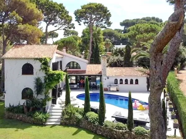 VILLA CAP D'ANTIBES PROCHE PLAGES AU CALME