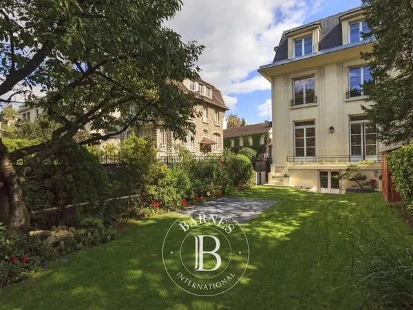 Neuilly - Saussaye - Hôtel particulier 1930 - Voie privée - Jardin