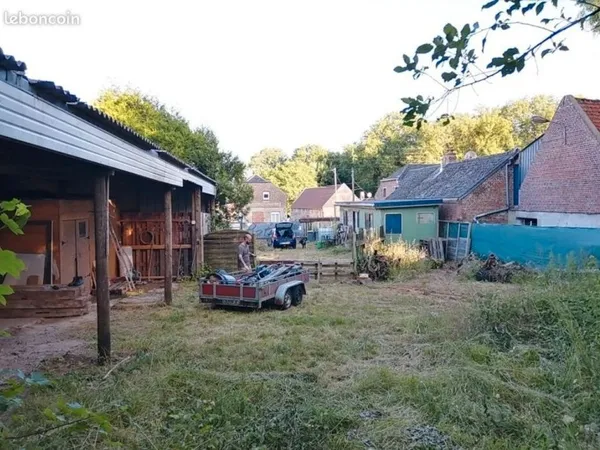 Terrain constructible de 1230 m² avec petite habitation et hangar - Maretz (59360)