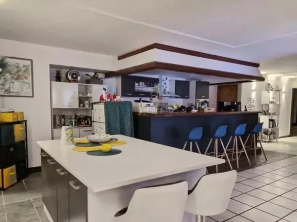 A 5mn d' ALBERTVILLE (73) - Bâtisse de 439m2 + Annexes