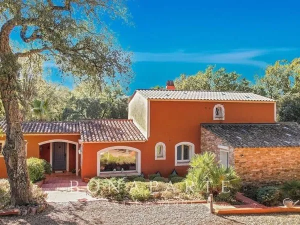 Véritable mas provençal au coeur d'une propriété de plus de 8000m²