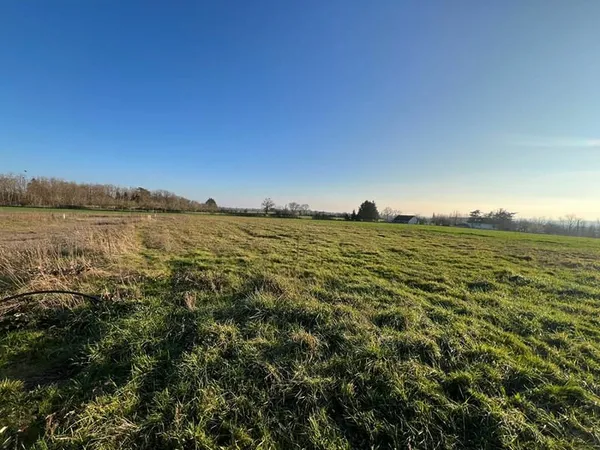 AVERMES - PROCHE ZONE COMMERCIALE DE LECLERC - TERRAIN A BATIR DE 821 M²