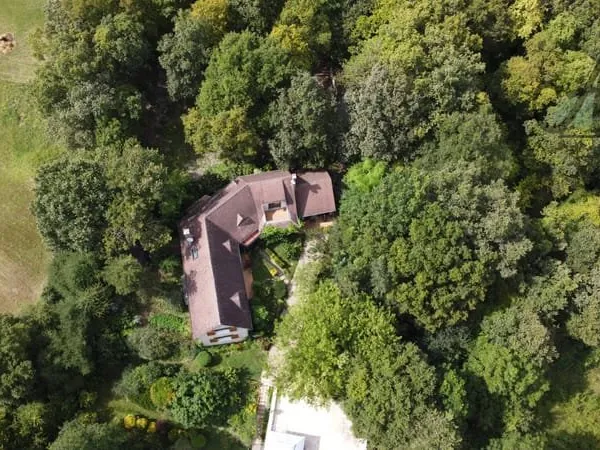 Maison de caractère - 209 m2 - sur un terrain de 8342 m2 - E