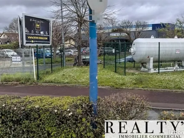 Local commercial 2 350 m²