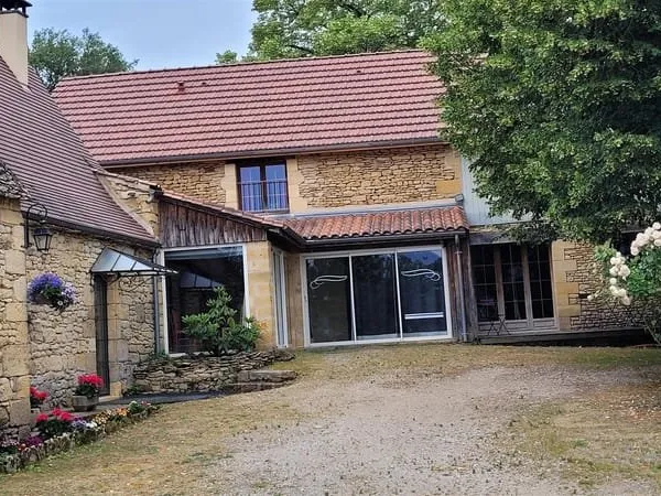 Ensemble immobilier : 2 maisons, 1 grangette, 1 séchoir à tabac