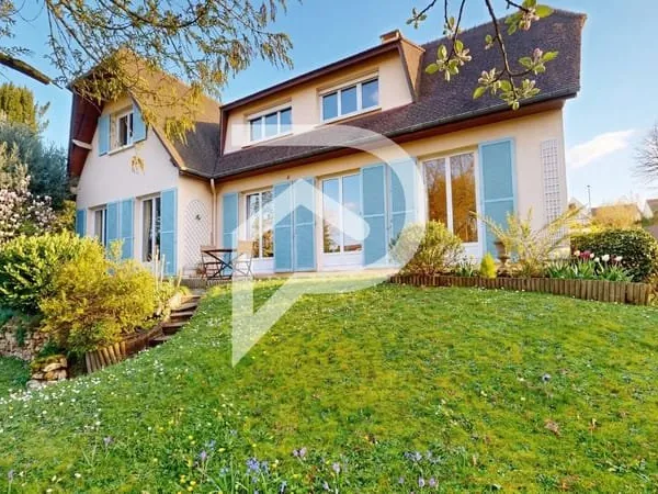 Maison individuelle dans le triangle d'or de Marly-le-Roi. DPE E, triple séjour, 6 chambres, jardin,