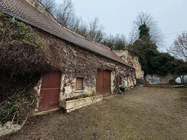 Proche Beaurieux et Fismes - Ancienne fermette en pierre avec dépendances et espaces troglodytiques 