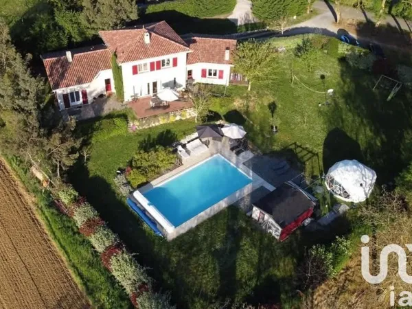 Maison 10 pièces 233 m²