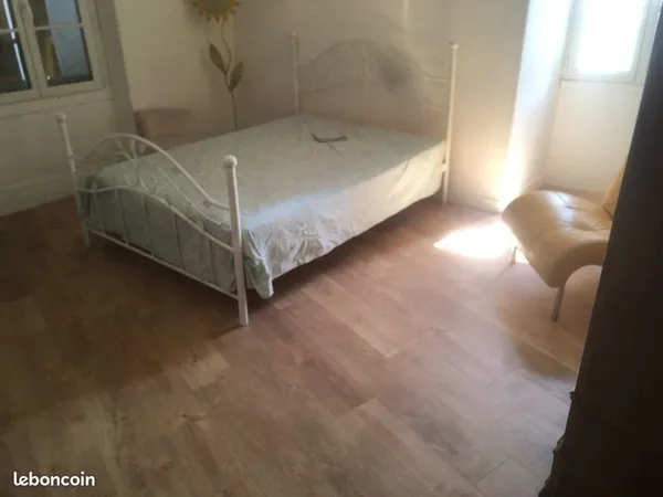 Chambre meublée