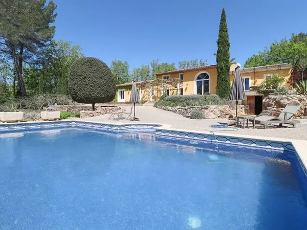Provence dans la campagne provençale propriété de luxe au coeur de la nature avec piscine