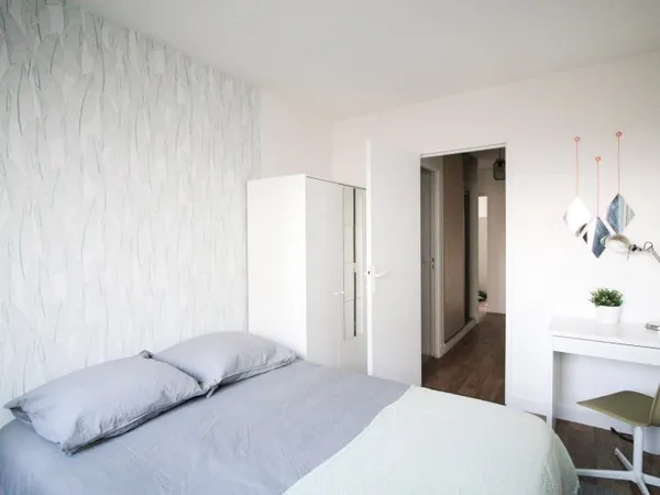 Chambre agréable et très lumineuse – 10m²