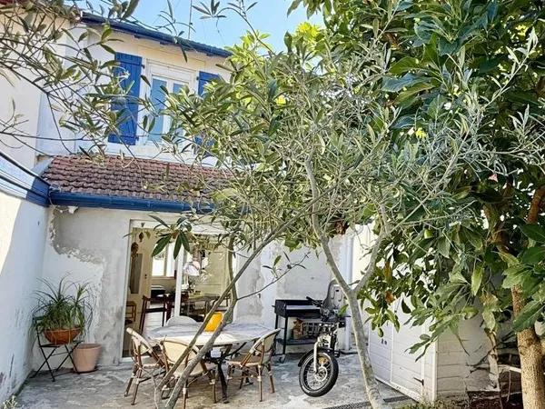BIARRITZ LAROCHEFOUCAULD MAISON DE VILLE TYPE CHALET BIARROT