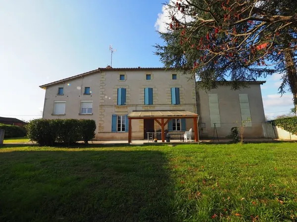 À vendre : Maison familiale avec dépendances et appartement