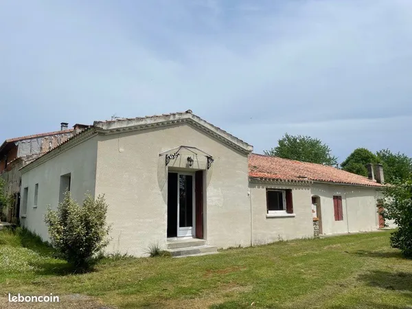 Ensemble de deux maisons attenantes à la campagne