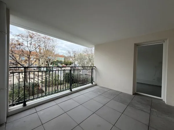 A VENDRE LA CIOTAT - CENTRE VILLE - APPARTEMENT T3 D'ENVIRON 66 M2 AVEC TERRASSE ET STATIONNEMENT